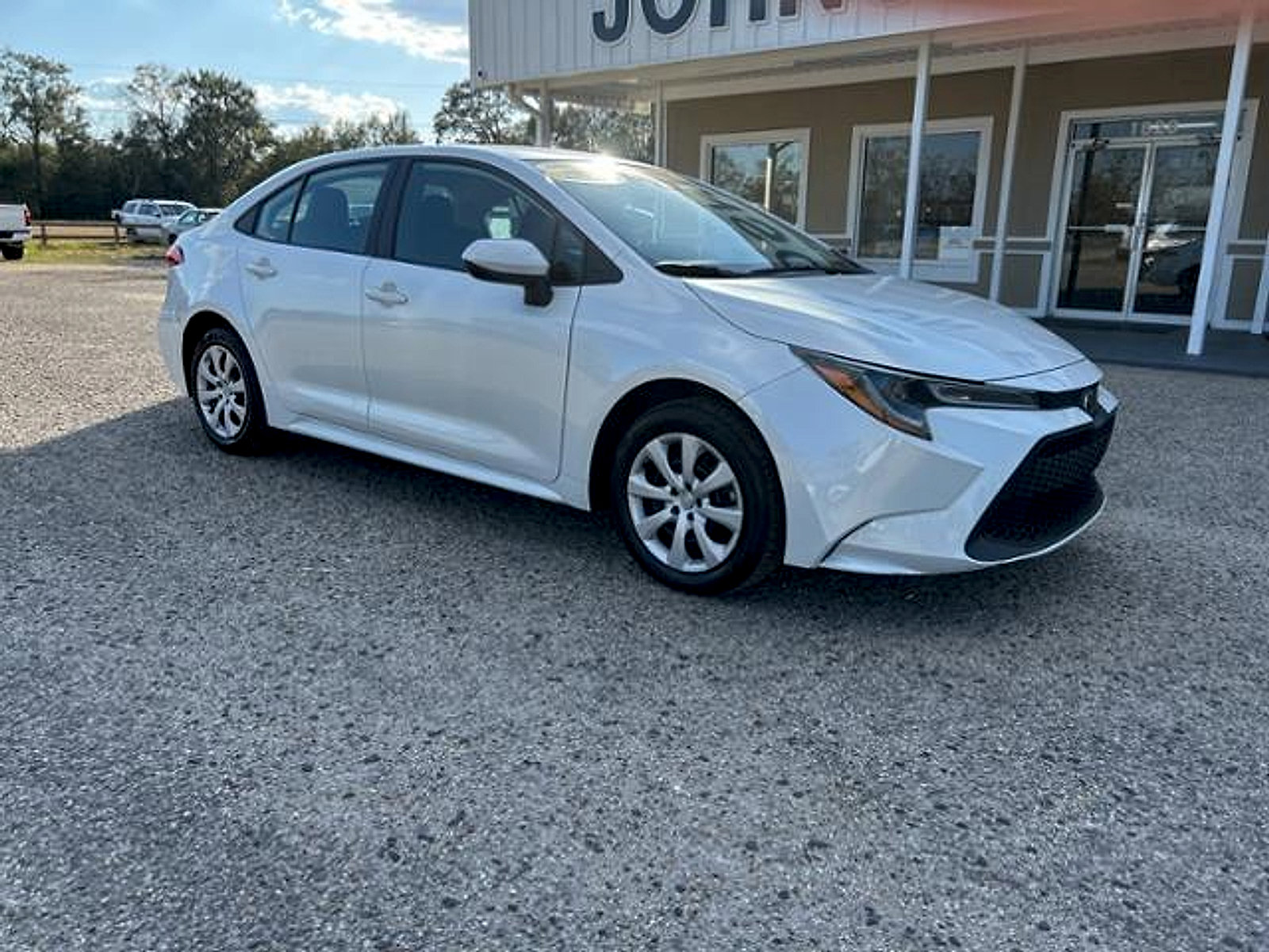 Used 2022 Toyota Corolla LE image 2