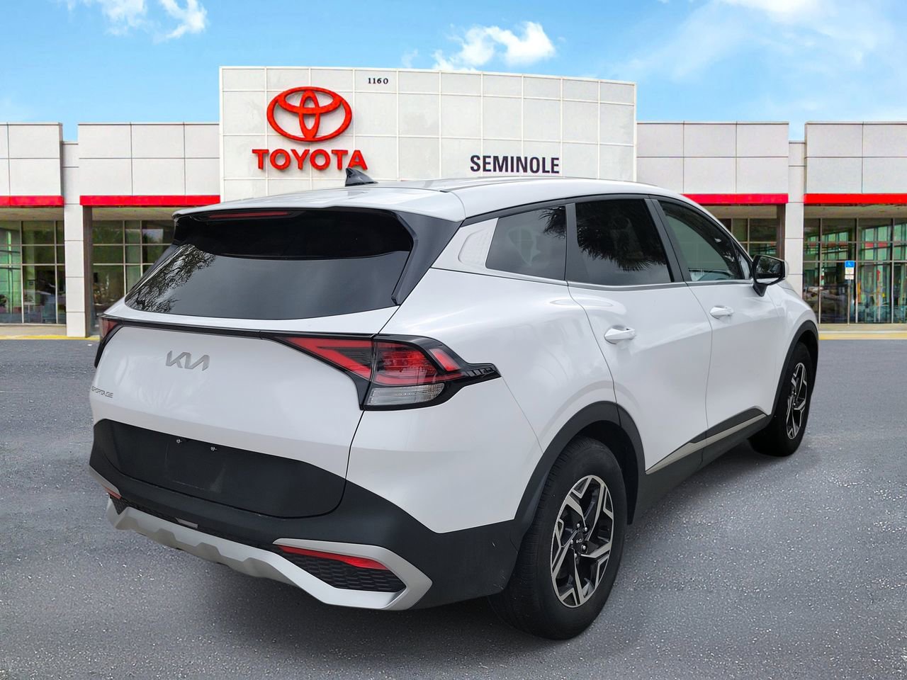 Used 2025 Kia Sportage LX image 3