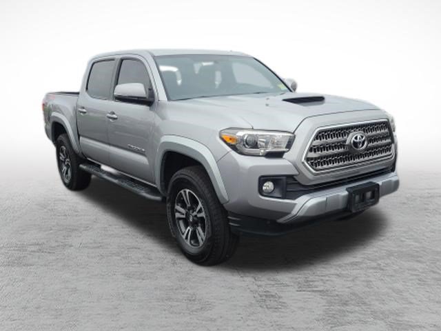 Used 2017 Toyota Tacoma TRD Sport w/ Exterior Package AWD/4WD image 3