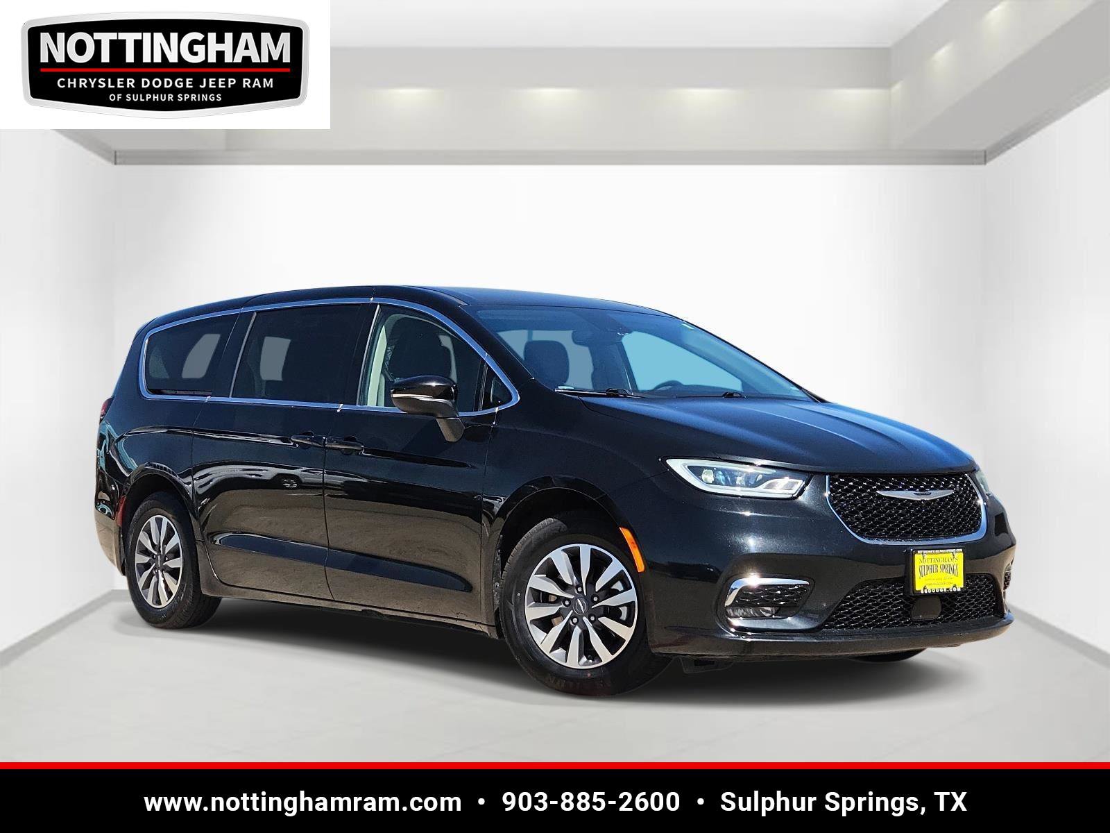 Used 2023 Chrysler Pacifica Touring-L image 1