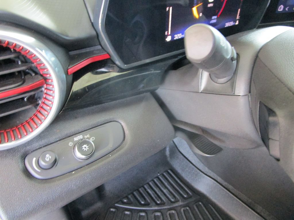 Used 2025 Chevrolet Trax RS w/ Sunroof Package FWD image 21