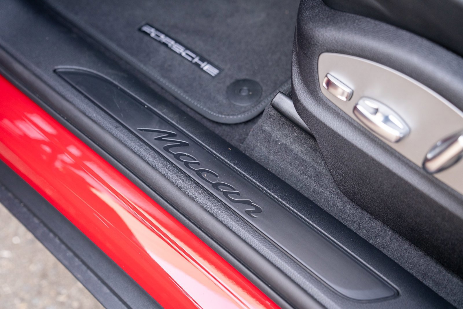 Certified 2025 Porsche Macan image 11