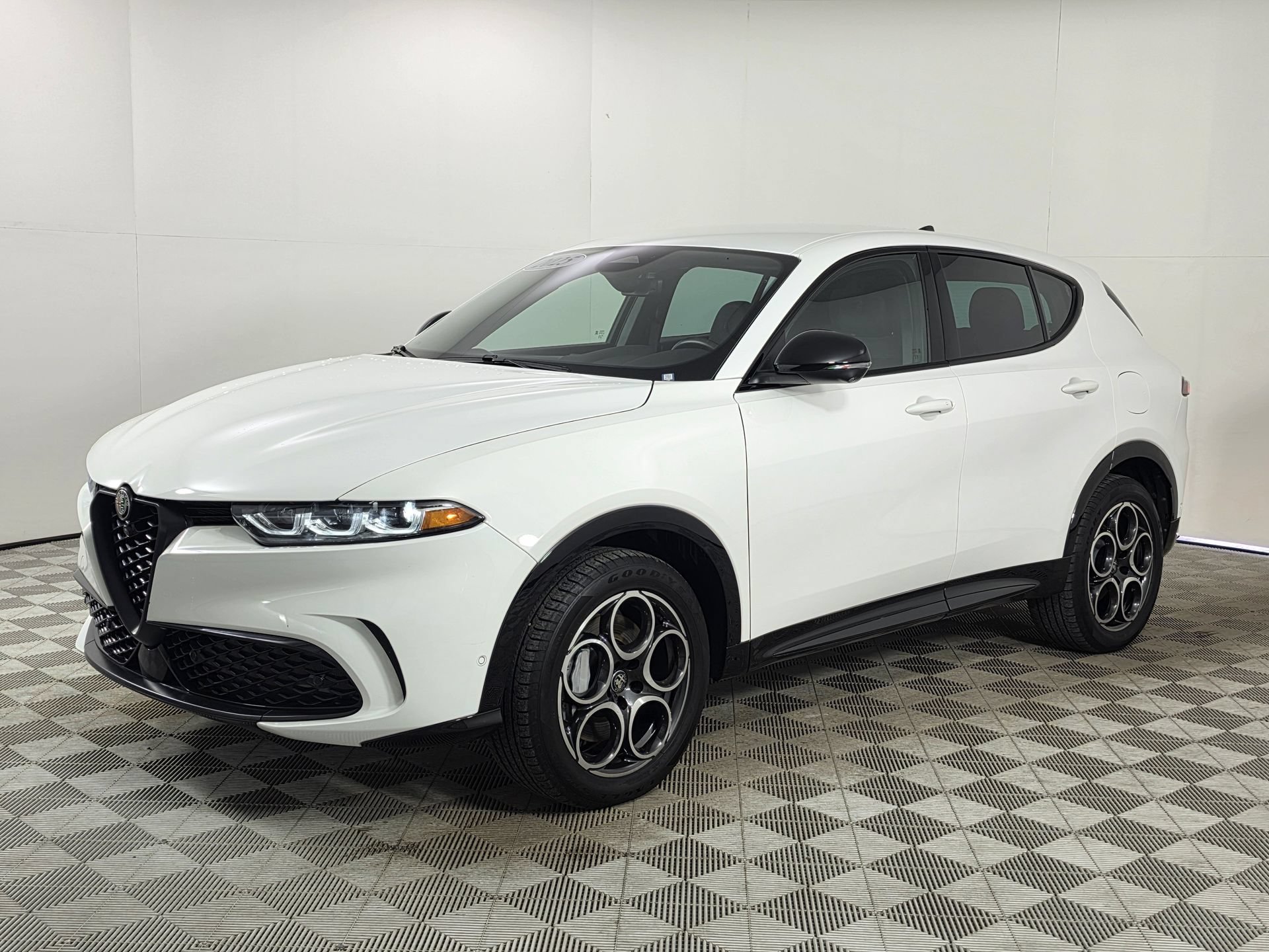 Used 2025 Alfa Romeo Tonale w/ Premium Package AWD/4WD image 3