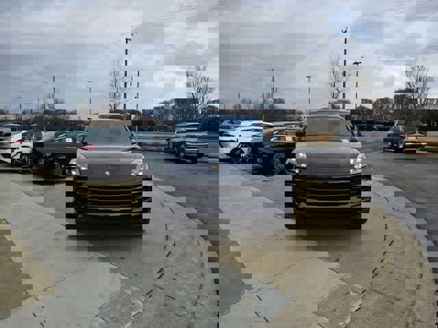 Used 2023 Porsche Cayenne S Platinum w/ Premium Package Plus image 4