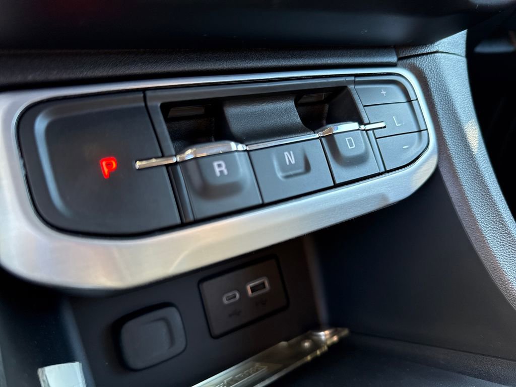 Used 2023 GMC Acadia SLE w/ Driver Convenience Package image 11