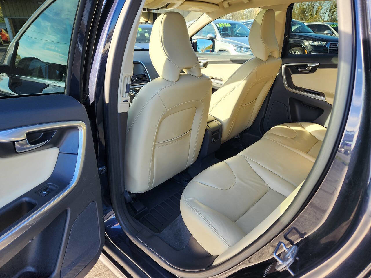Used 2016 Volvo XC60 T5 Premier w/ Proximity Package image 15