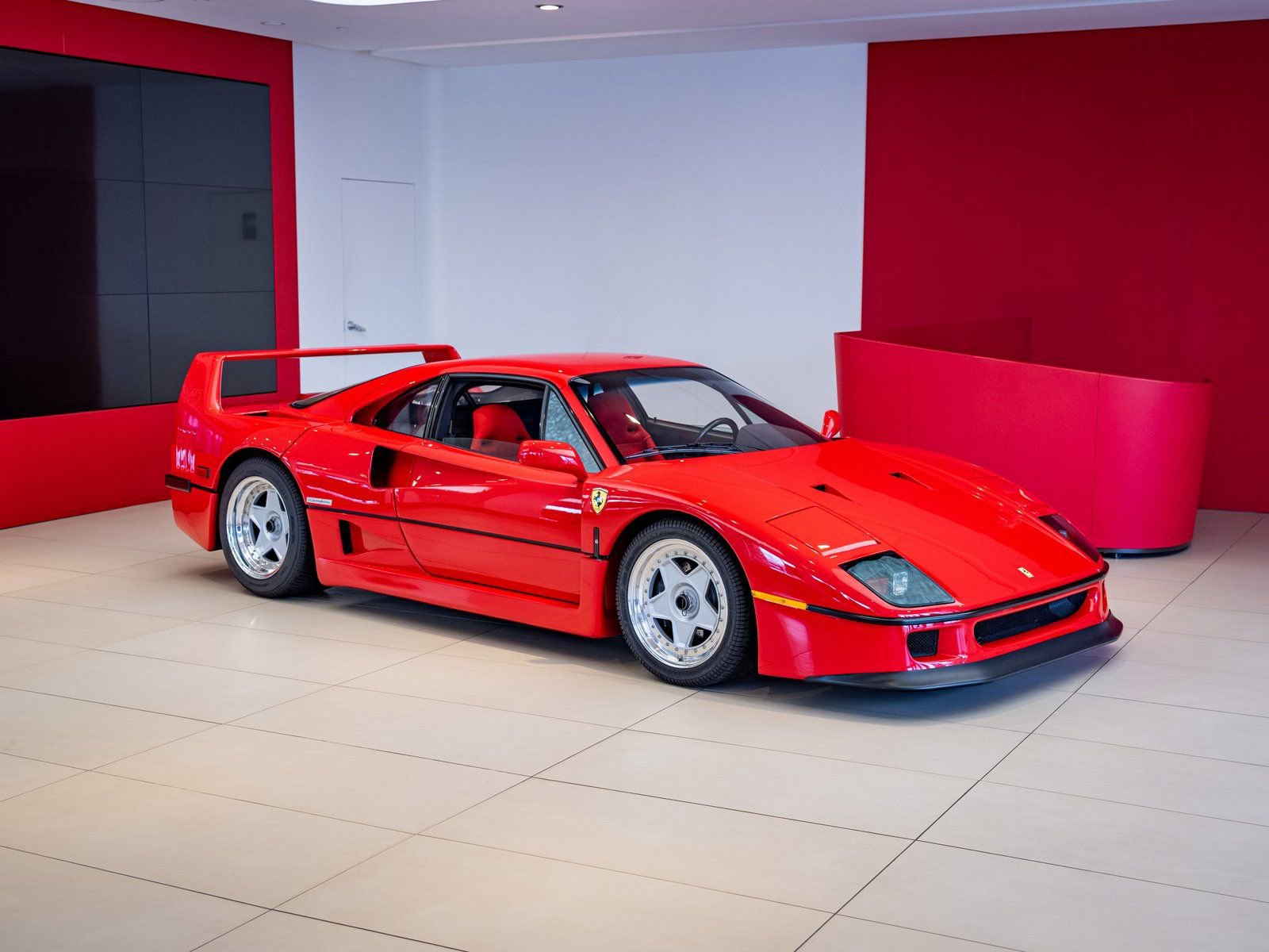 Used 1990 Ferrari F40 RWD image 1