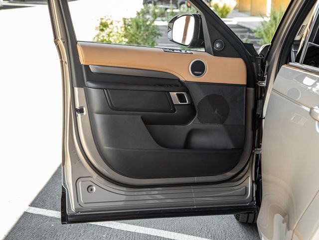 New 2025 Land Rover Discovery Metropolitan Edition AWD/4WD image 12