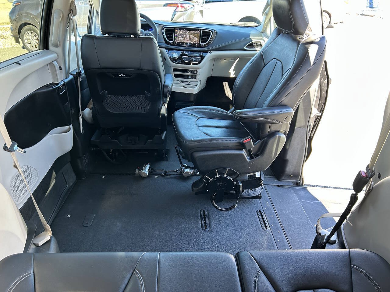 Used 2022 Chrysler Pacifica Touring-L FWD image 2