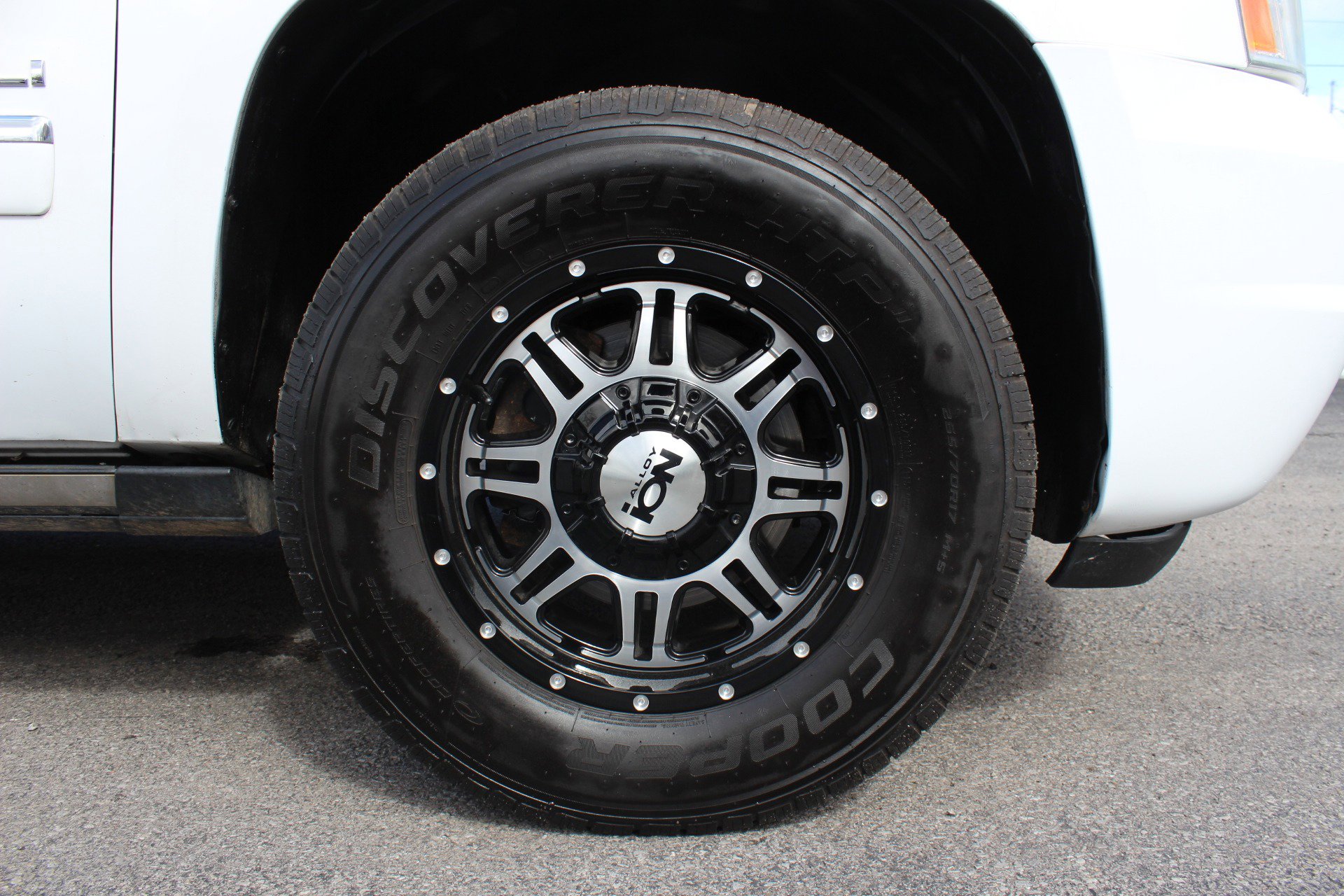 Used 2011 GMC Yukon Denali image 47