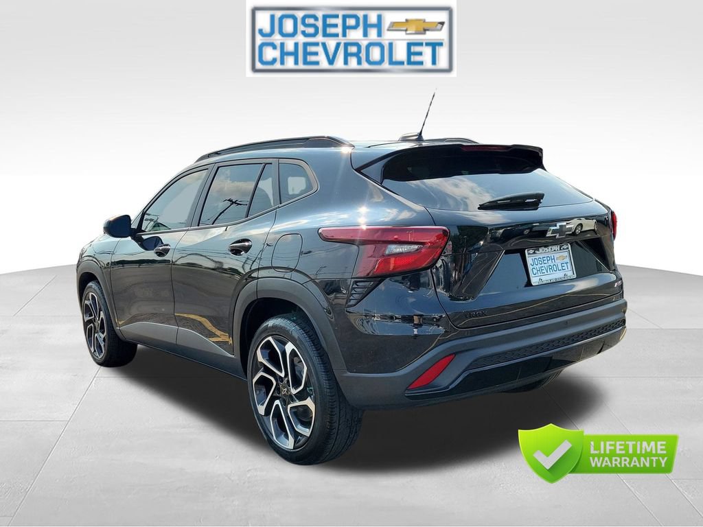 Used 2025 Chevrolet Trax RS w/ Sunroof Package FWD image 3