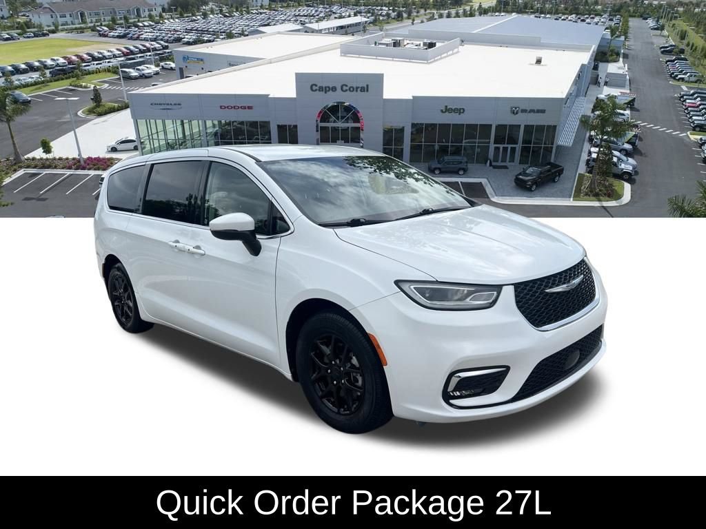Used 2023 Chrysler Pacifica Touring-L FWD image 3