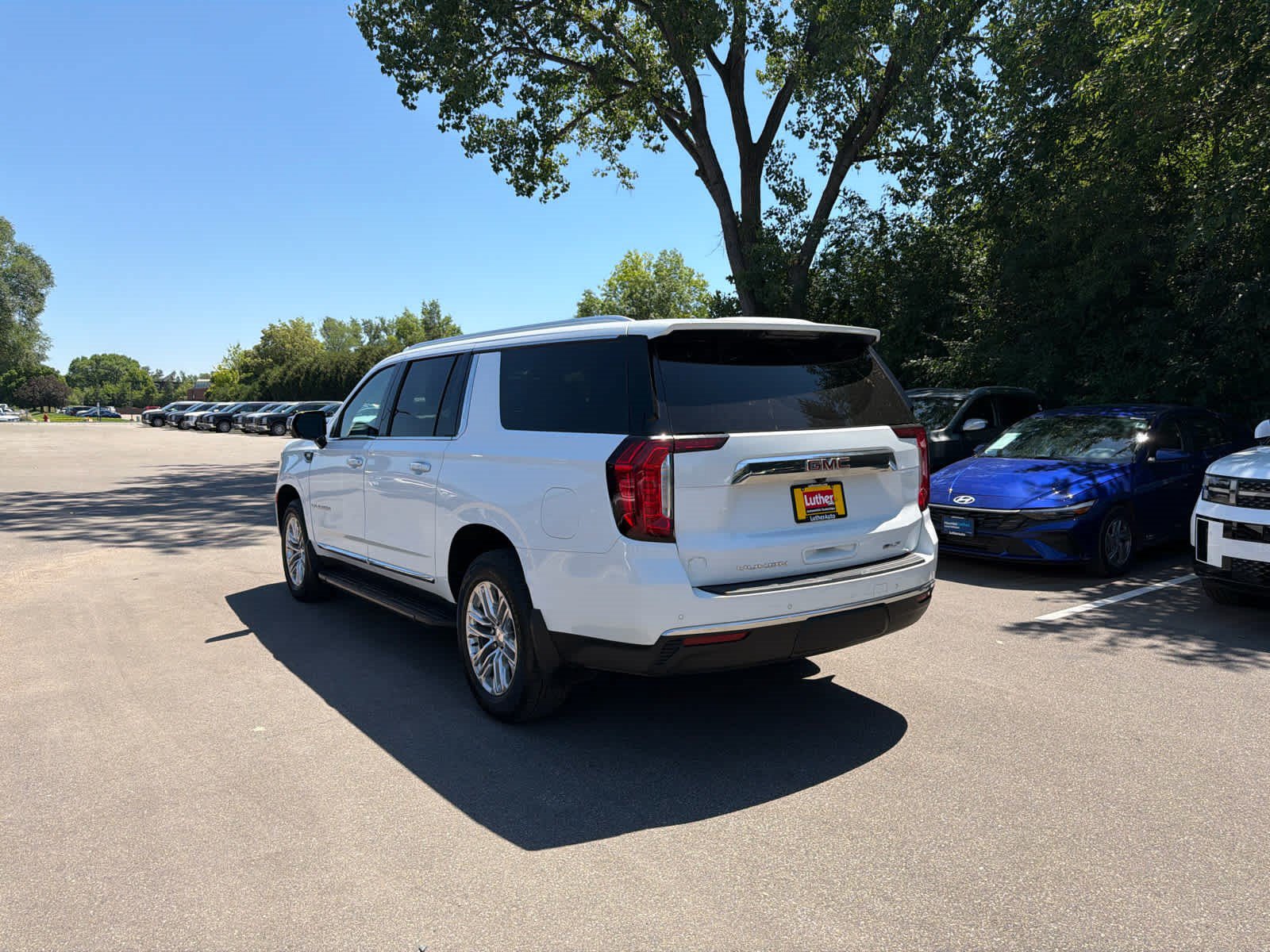 Used 2023 GMC Yukon XL SLT w/ SLT Luxury Package AWD/4WD image 3