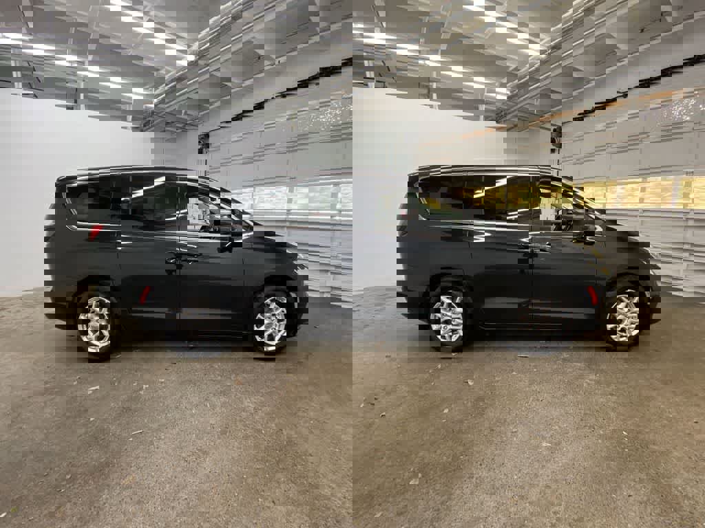 Used 2023 Chrysler Pacifica Touring-L image 7