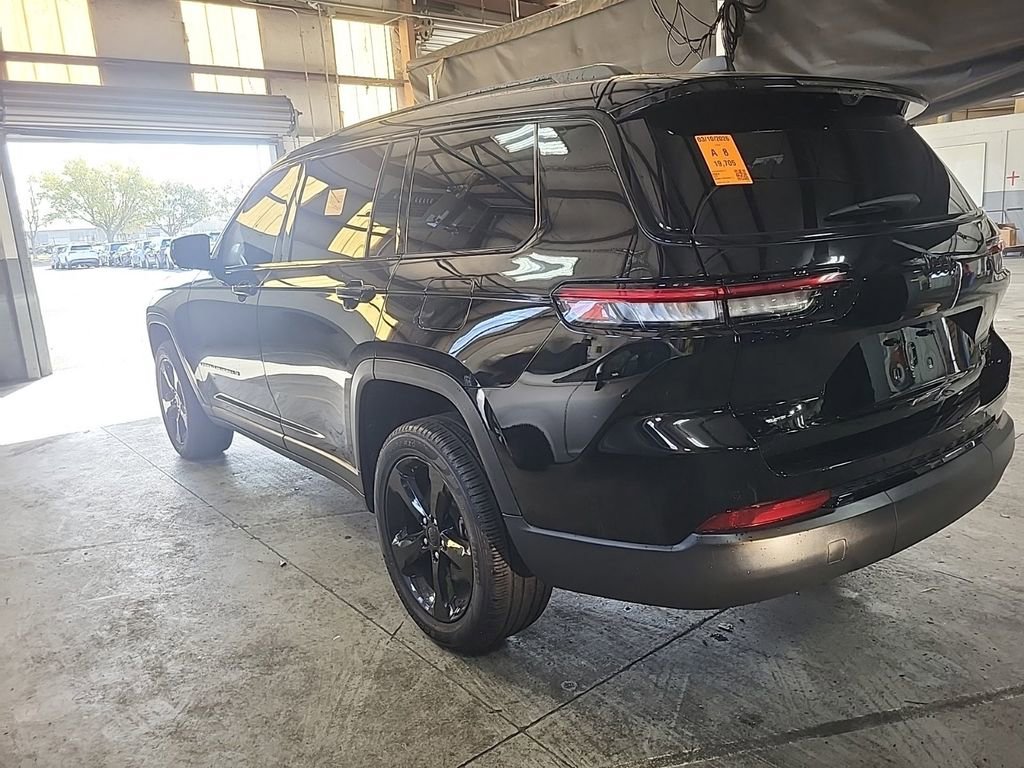 Used 2024 Jeep Grand Cherokee L Limited w/ Luxury Tech Group II image 3