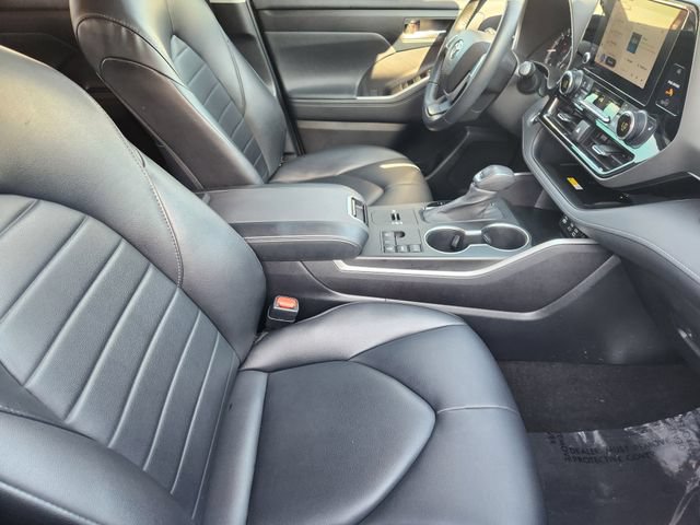 Used 2023 Toyota Highlander XLE FWD image 19