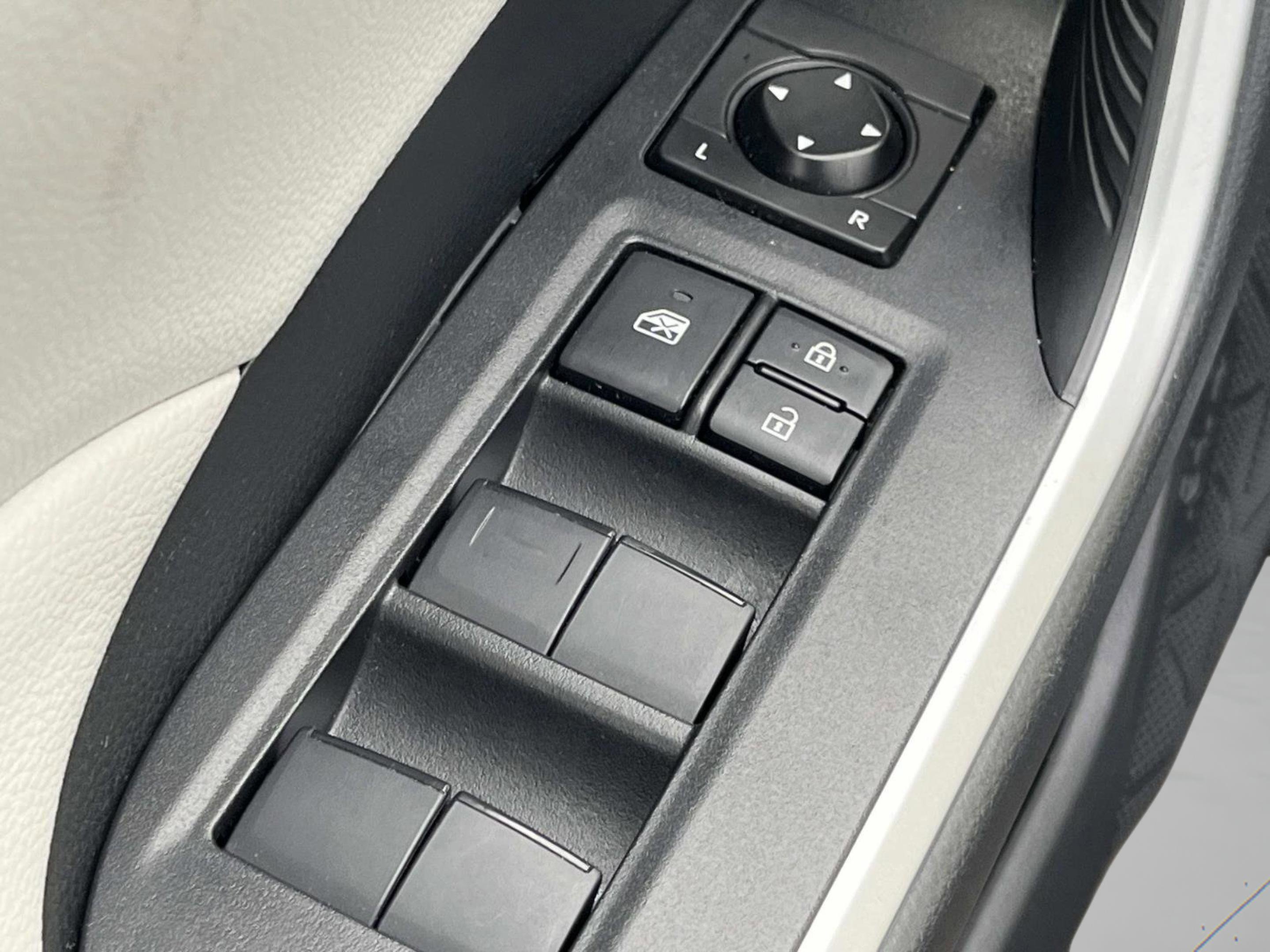 Used 2019 Toyota RAV4 XLE w/ Phone Cable & Charge Package image 28