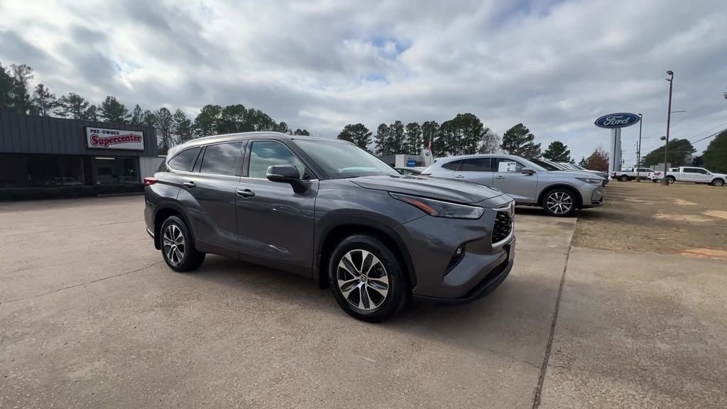 Used 2022 Toyota Highlander XLE AWD/4WD image 8