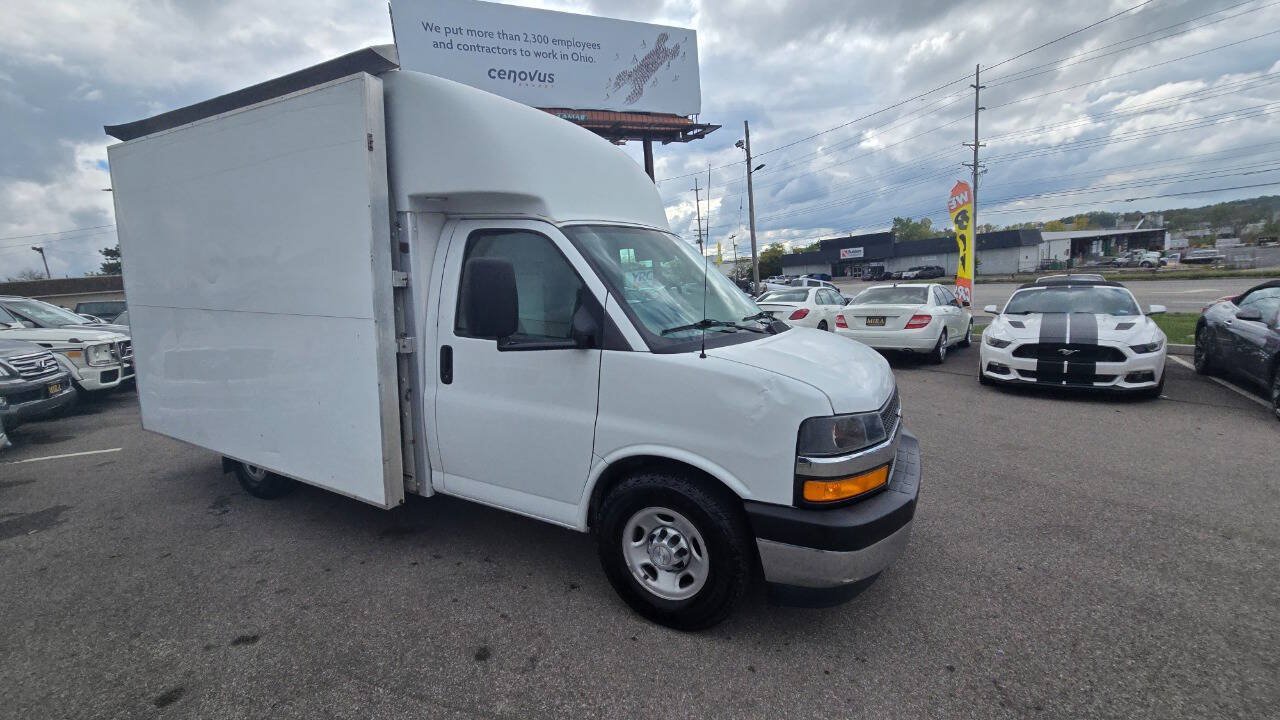Used 2017 Chevrolet Express 3500 w/ Chrome Appearance Package RWD image 9