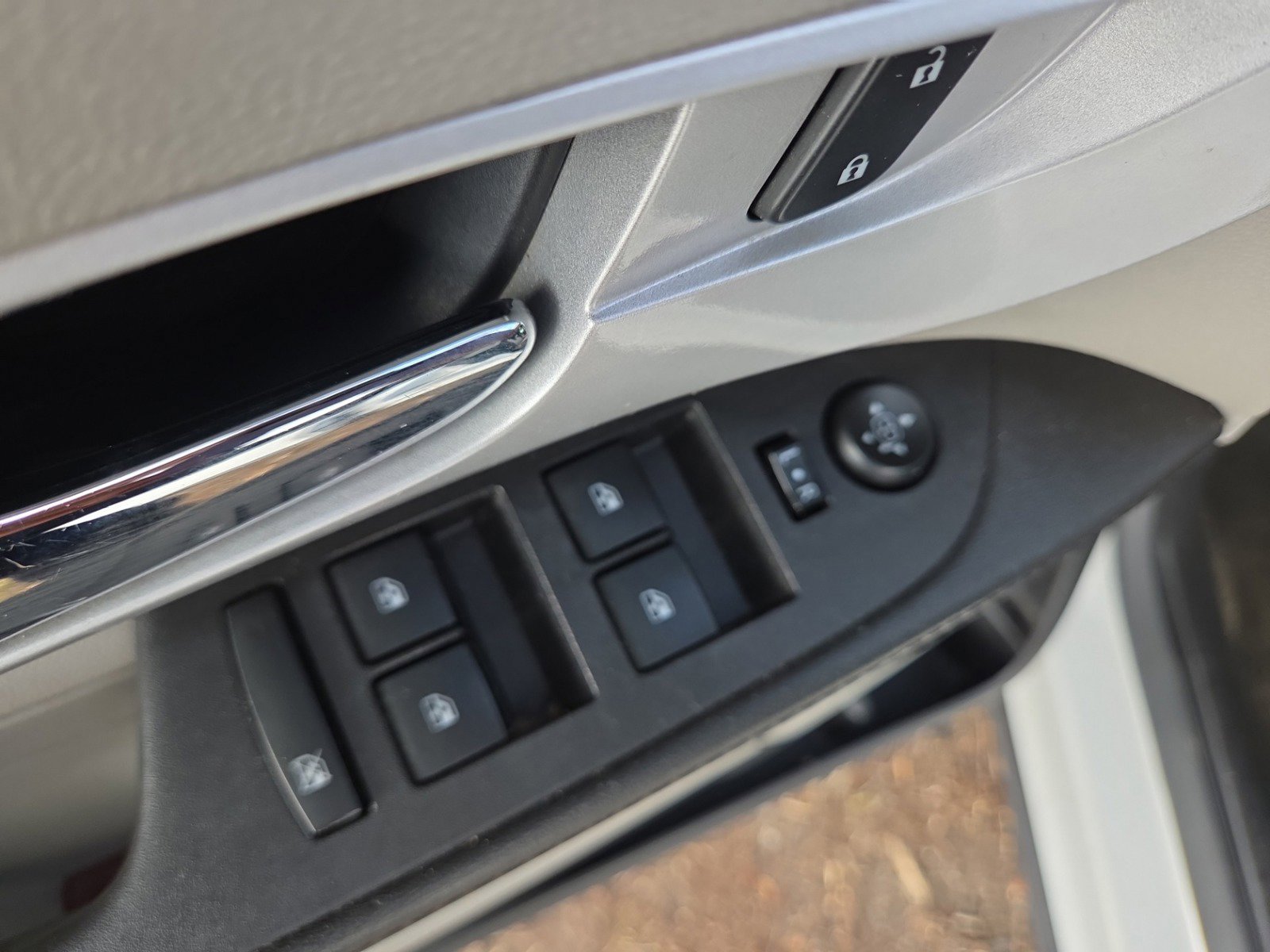 Used 2017 Chevrolet Equinox LT FWD image 25