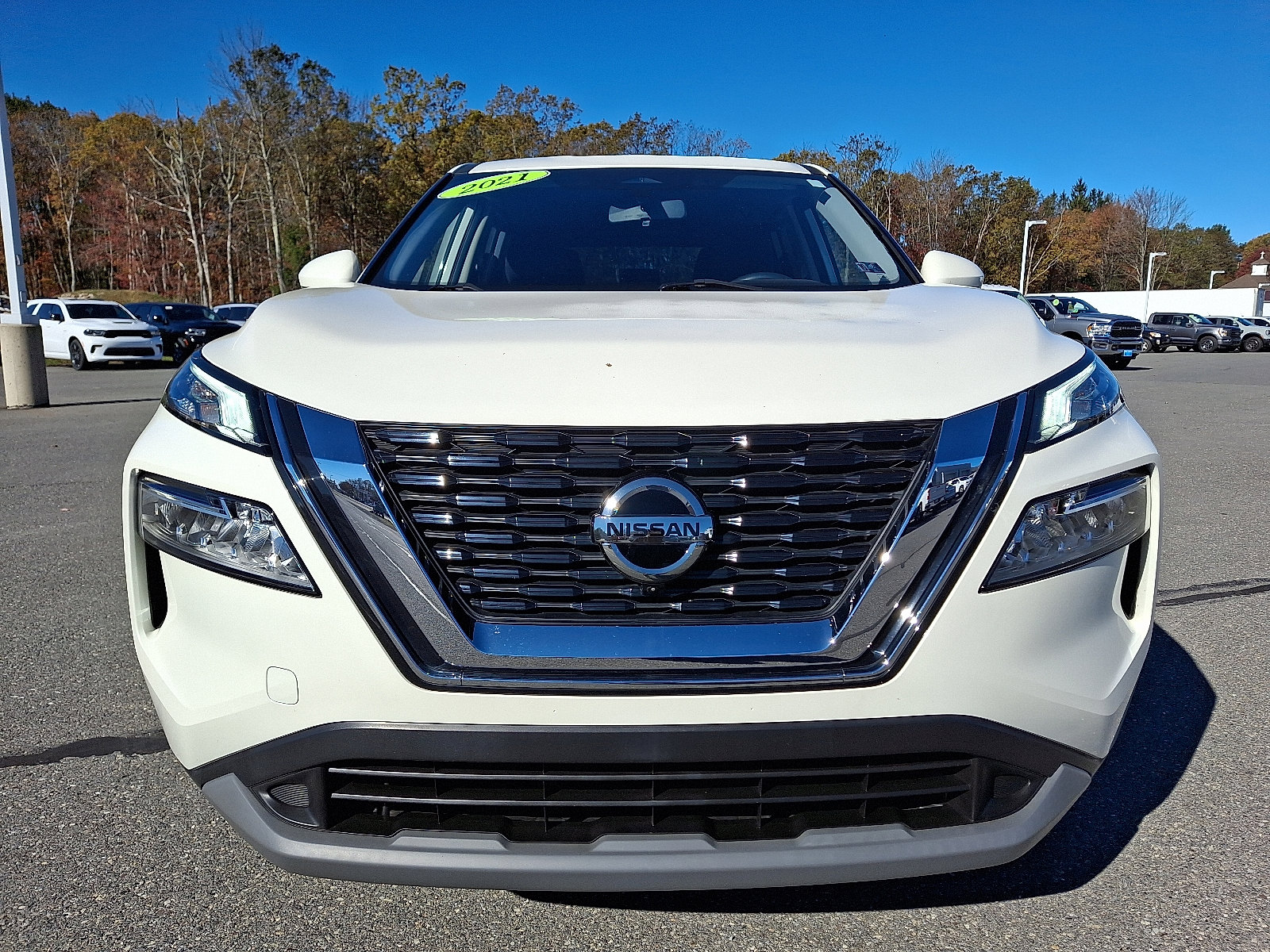 Used 2021 Nissan Rogue SV image 2