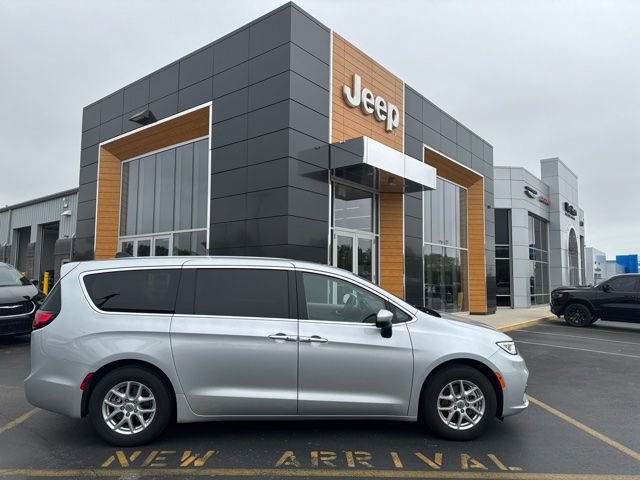 Used 2023 Chrysler Pacifica Touring-L