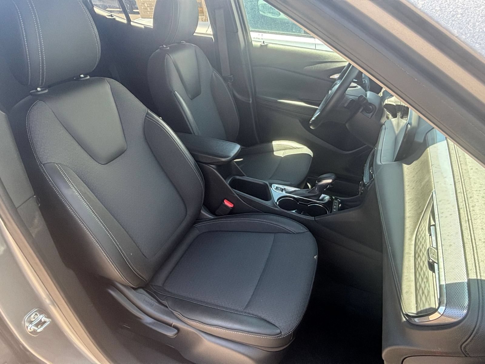 Used 2025 Buick Encore GX Preferred AWD/4WD image 33