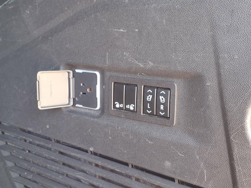 Used 2023 Chevrolet Suburban Premier AWD/4WD image 21