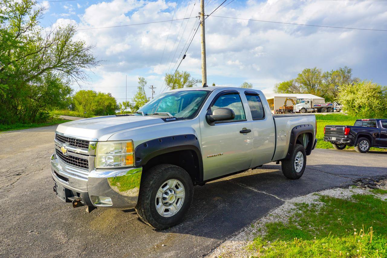 Used 2010 Chevrolet Silverado 2500 LT w/ Interior Plus Package AWD/4WD image 8