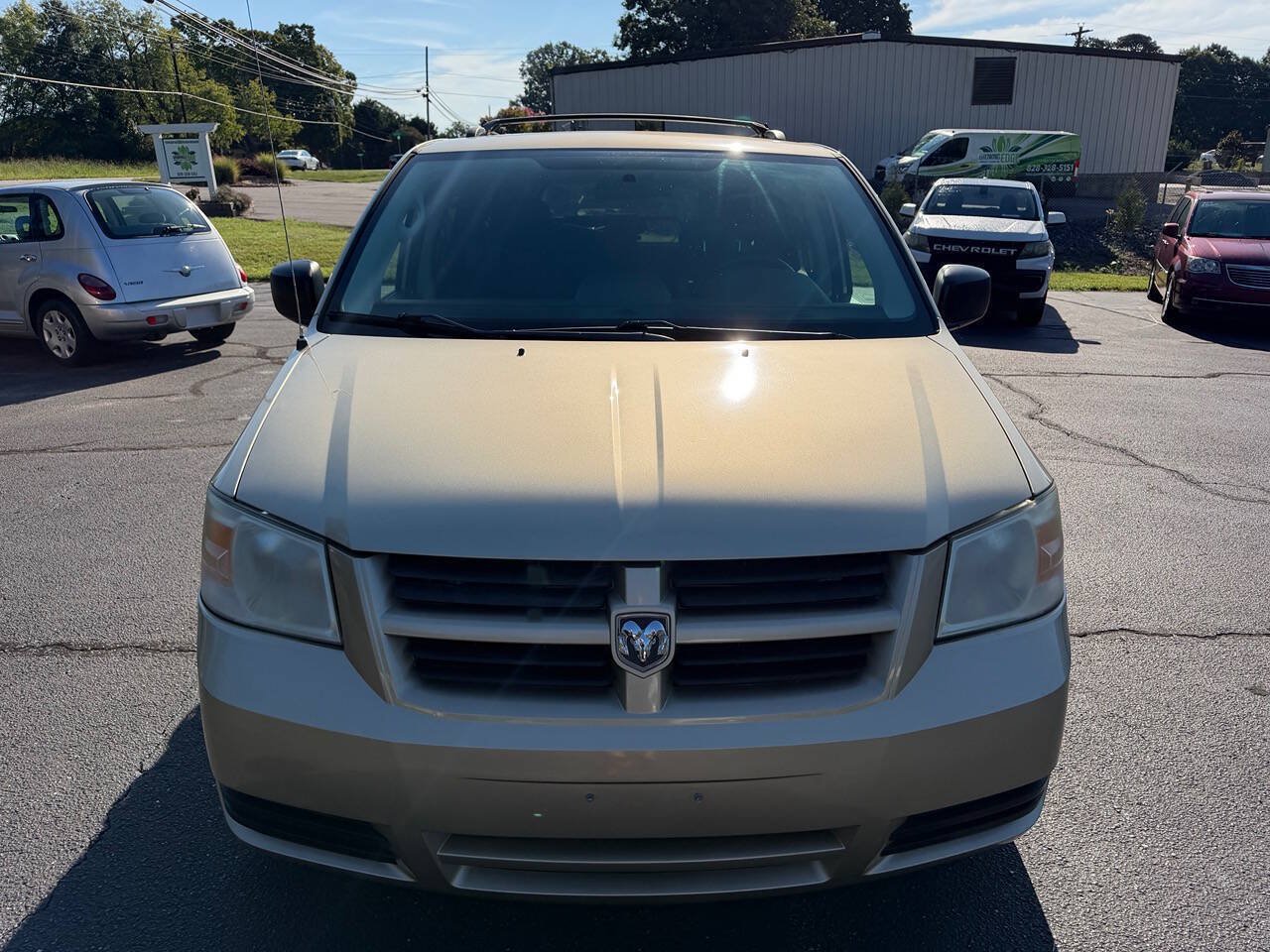 Used 2010 Dodge Grand Caravan Hero w/ Entertainment Group 1 FWD image 4