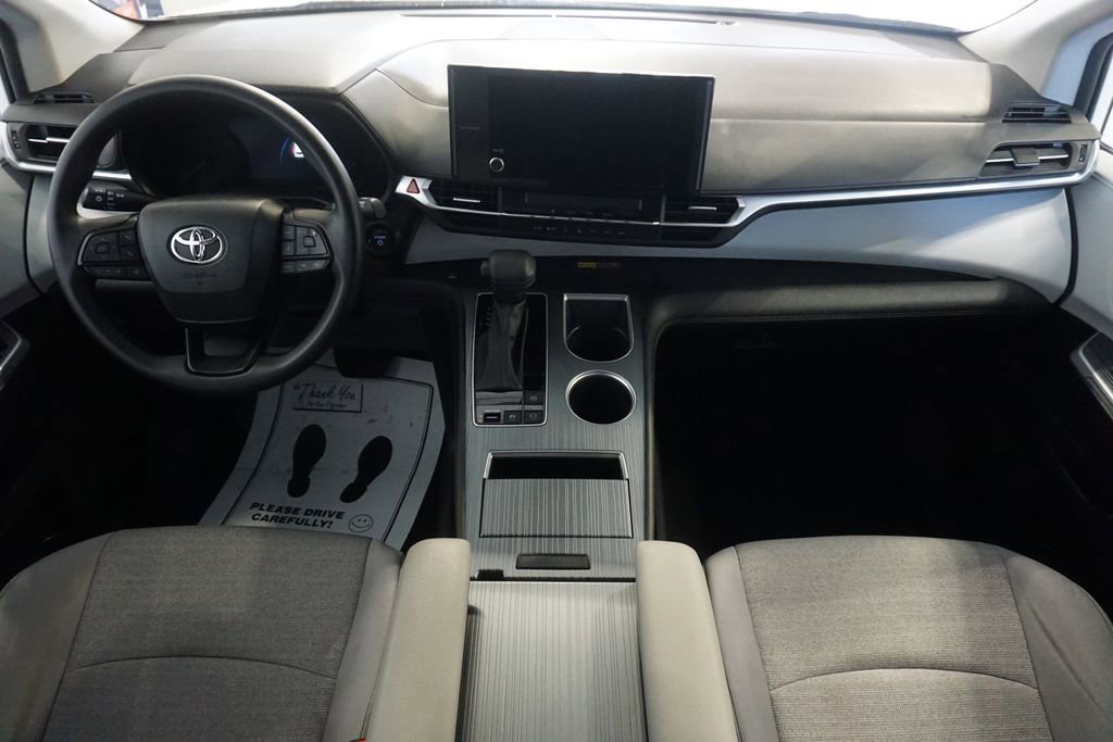 Used 2025 Toyota Sienna LE image 26