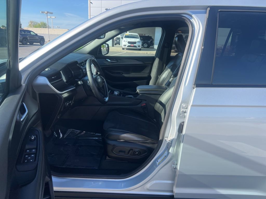 Used 2024 Jeep Grand Cherokee L Laredo image 16