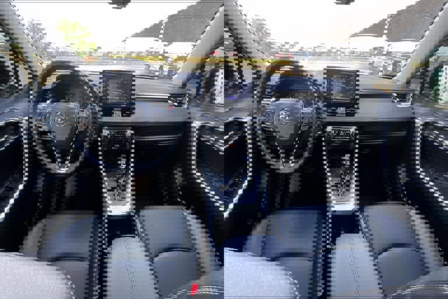 Used 2022 Toyota RAV4 XLE Premium image 15