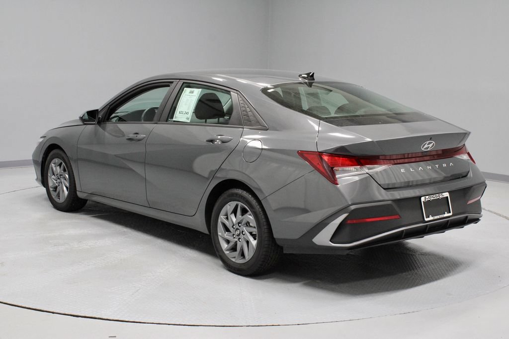 Used 2024 Hyundai Elantra SEL FWD image 11