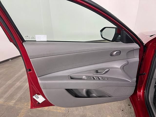 Used 2025 Hyundai Elantra SE FWD image 14