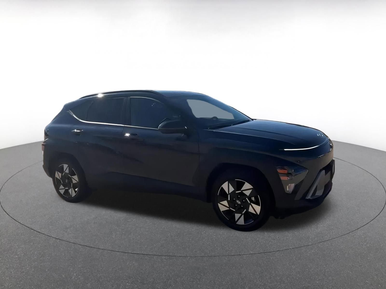 Used 2025 Hyundai Kona SEL image 2