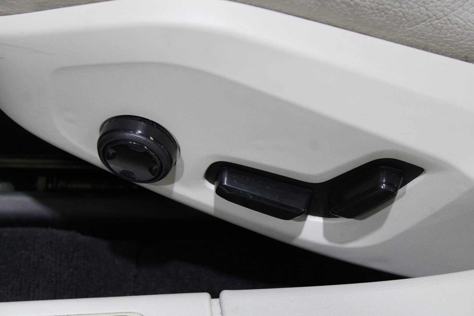 Used 2017 Volvo S90 T6 Momentum w/ Vision Package image 24