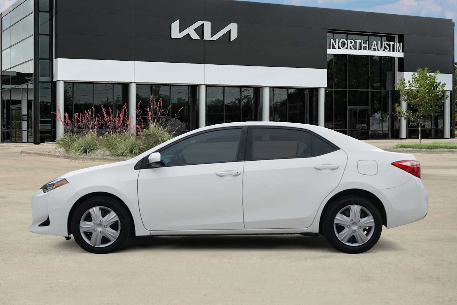 Used 2017 Toyota Corolla LE FWD image 3
