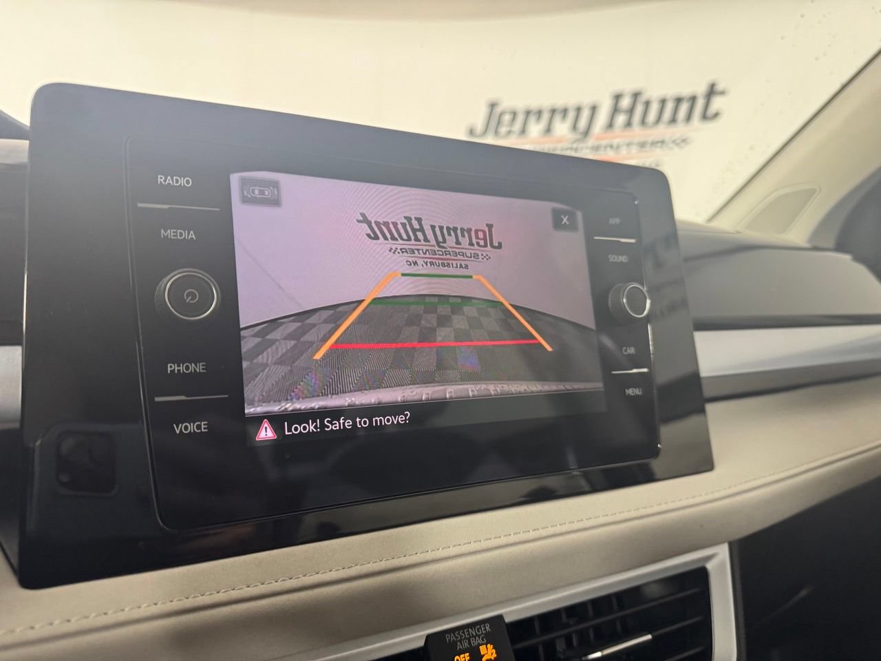 Used 2025 Volkswagen Taos SE w/ Panoramic Sunroof Package FWD image 18