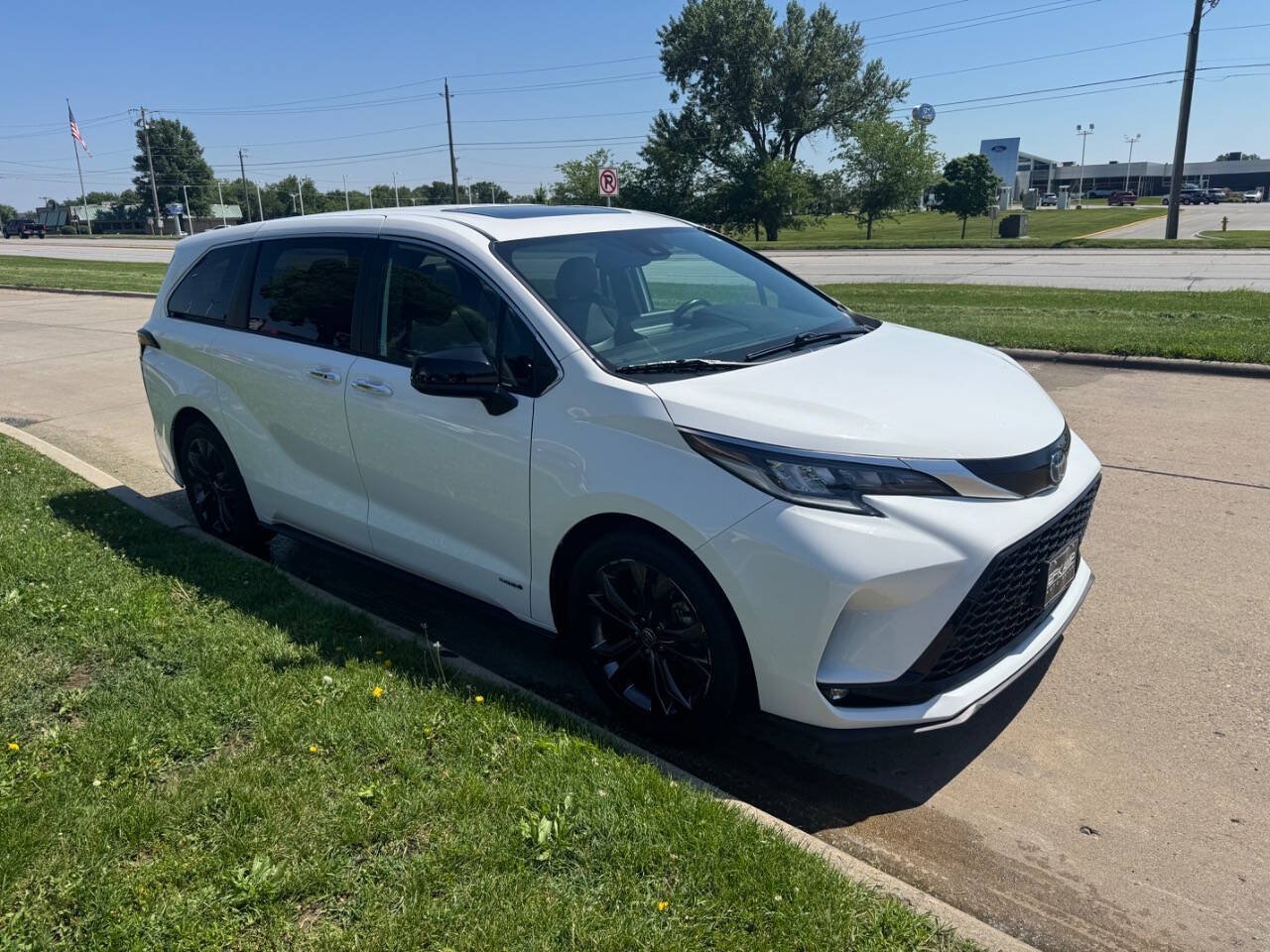 Used 2021 Toyota Sienna XSE FWD image 7