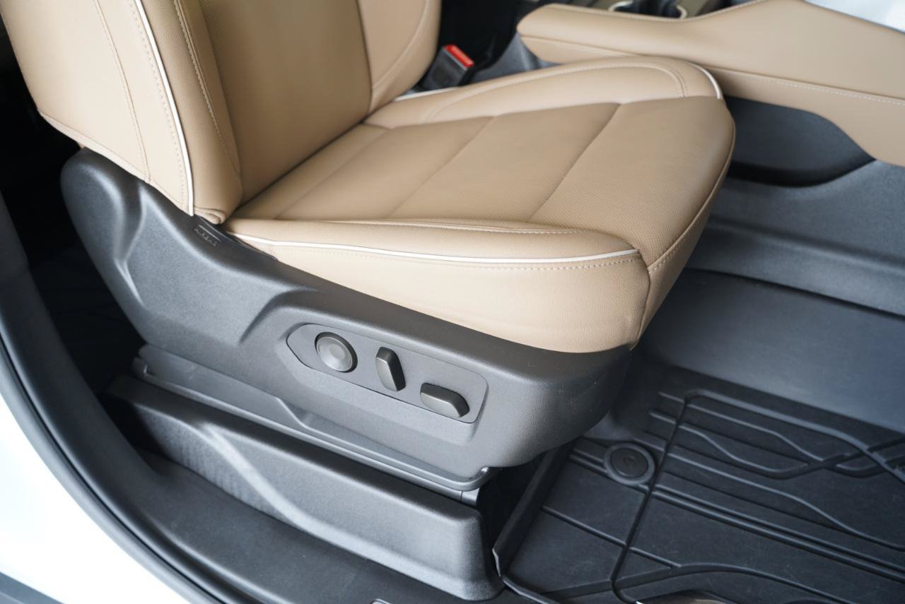Used 2024 Chevrolet Tahoe Premier AWD/4WD image 28