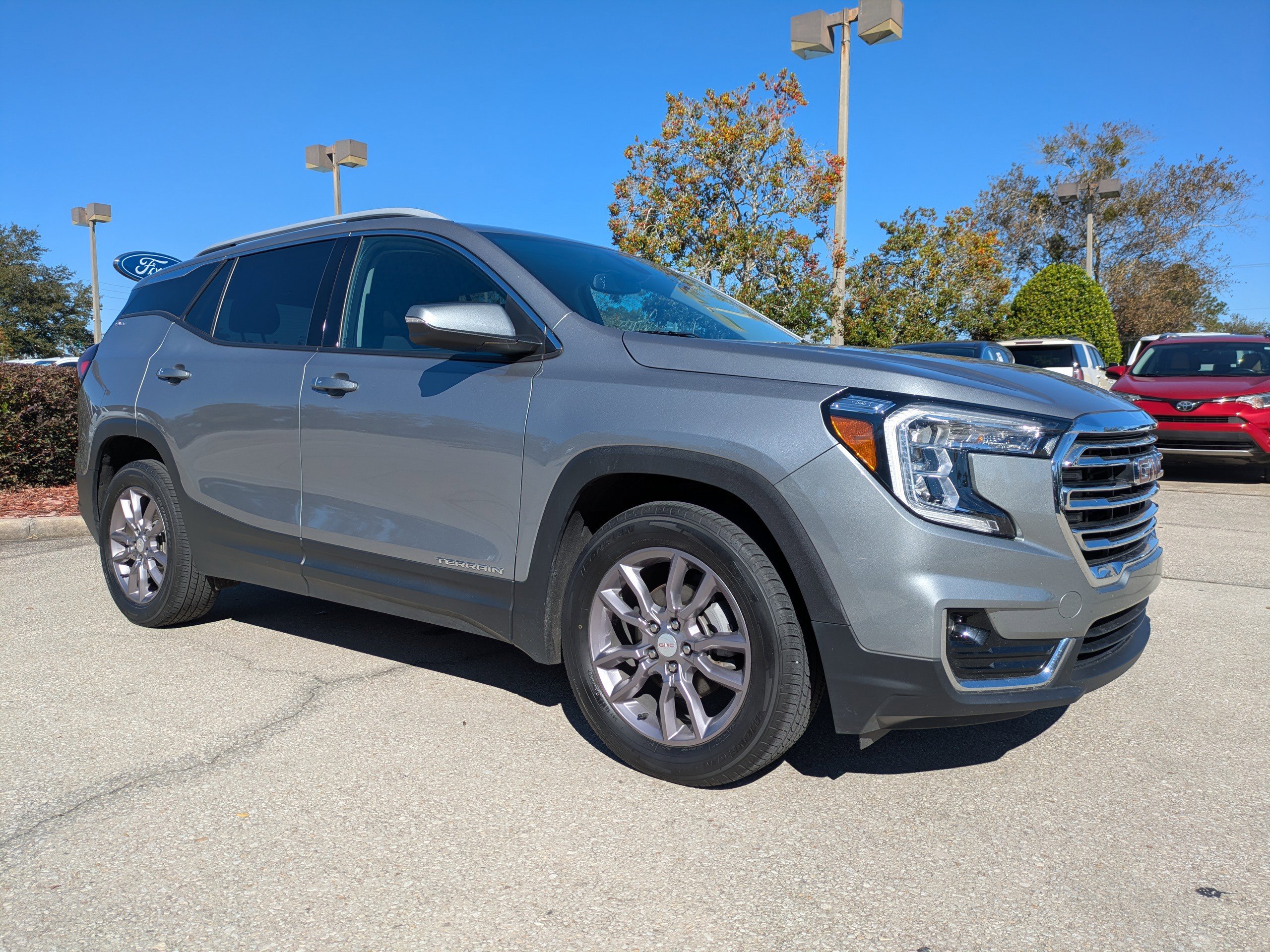 Used 2023 GMC Terrain SLT image 2