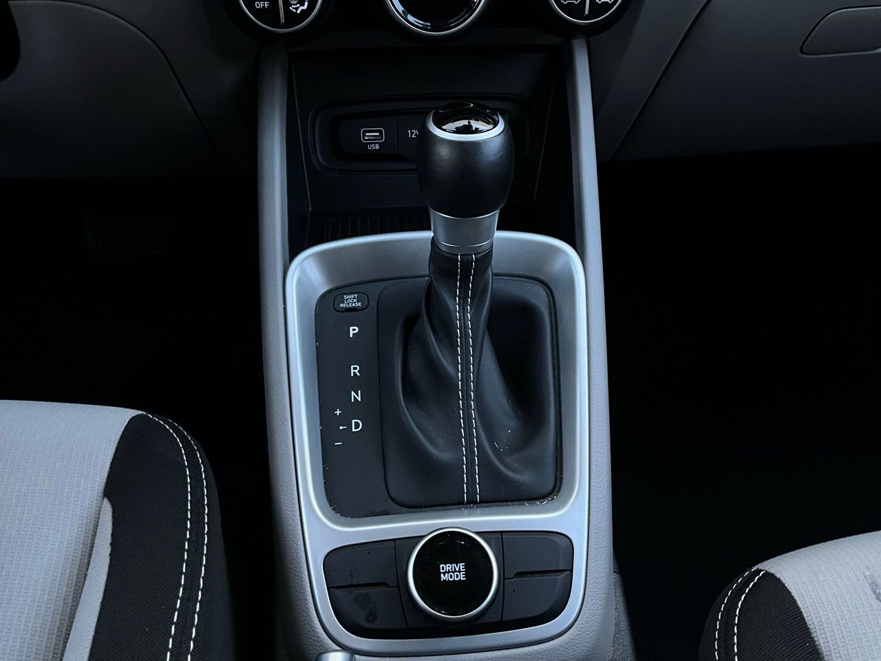 Used 2025 Hyundai Venue SEL image 24