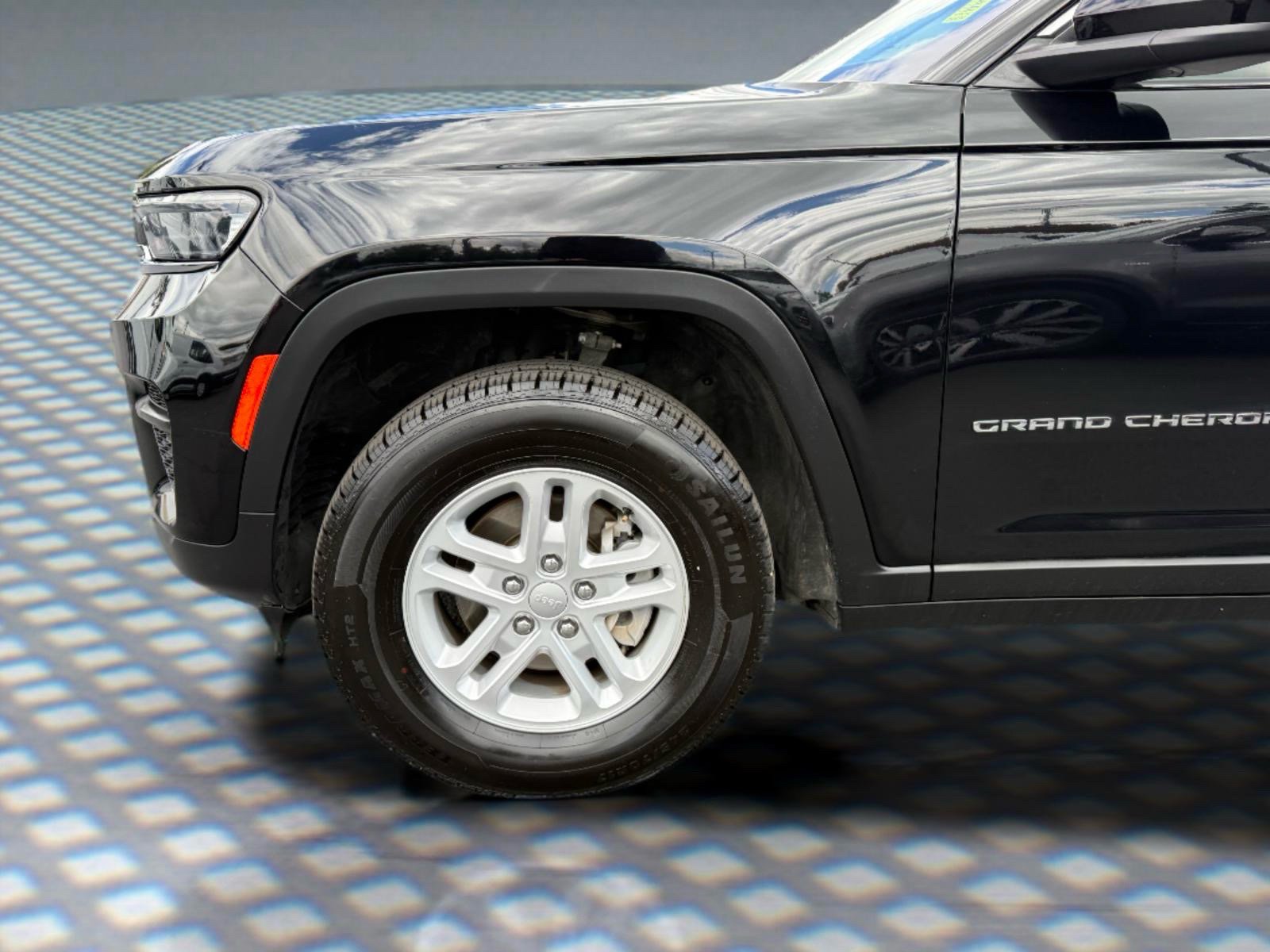Used 2023 Jeep Grand Cherokee Laredo AWD/4WD image 13