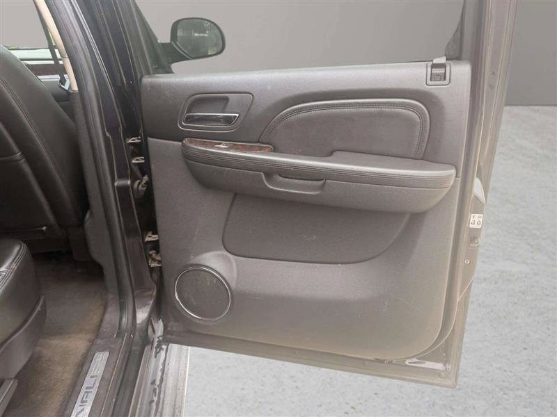 Used 2011 GMC Yukon XL Denali AWD/4WD image 24
