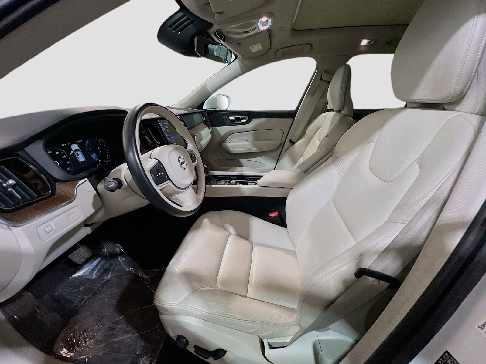 Used 2021 Volvo XC60 T5 Momentum w/ Protection Package Premier image 14