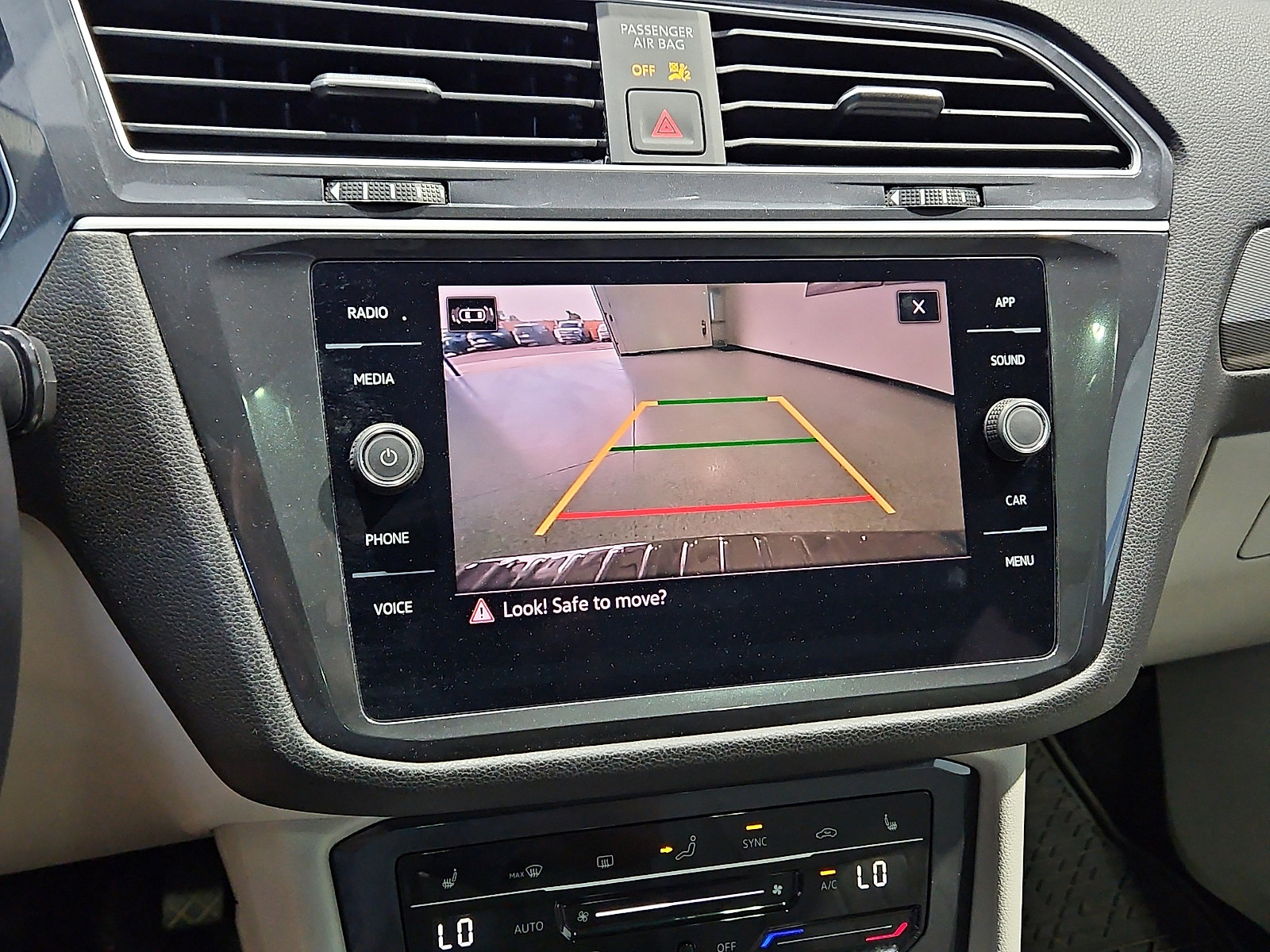 Certified 2024 Volkswagen Tiguan SE w/ Panoramic Sunroof Package FWD image 16