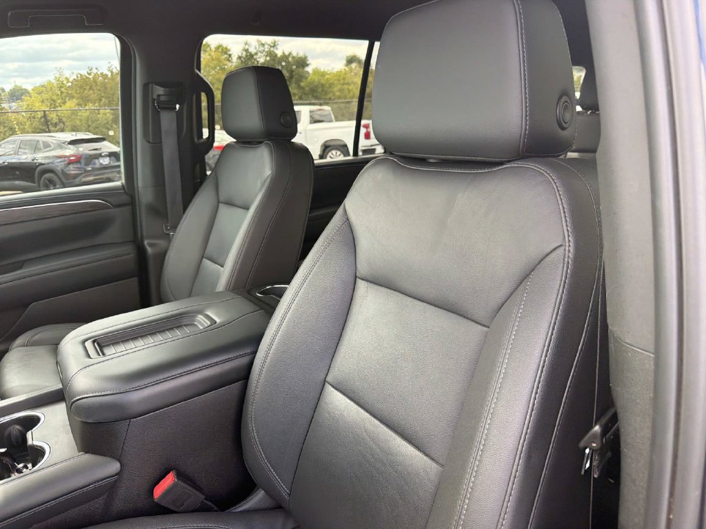 Used 2024 Chevrolet Suburban LT w/ Luxury Package AWD/4WD image 23