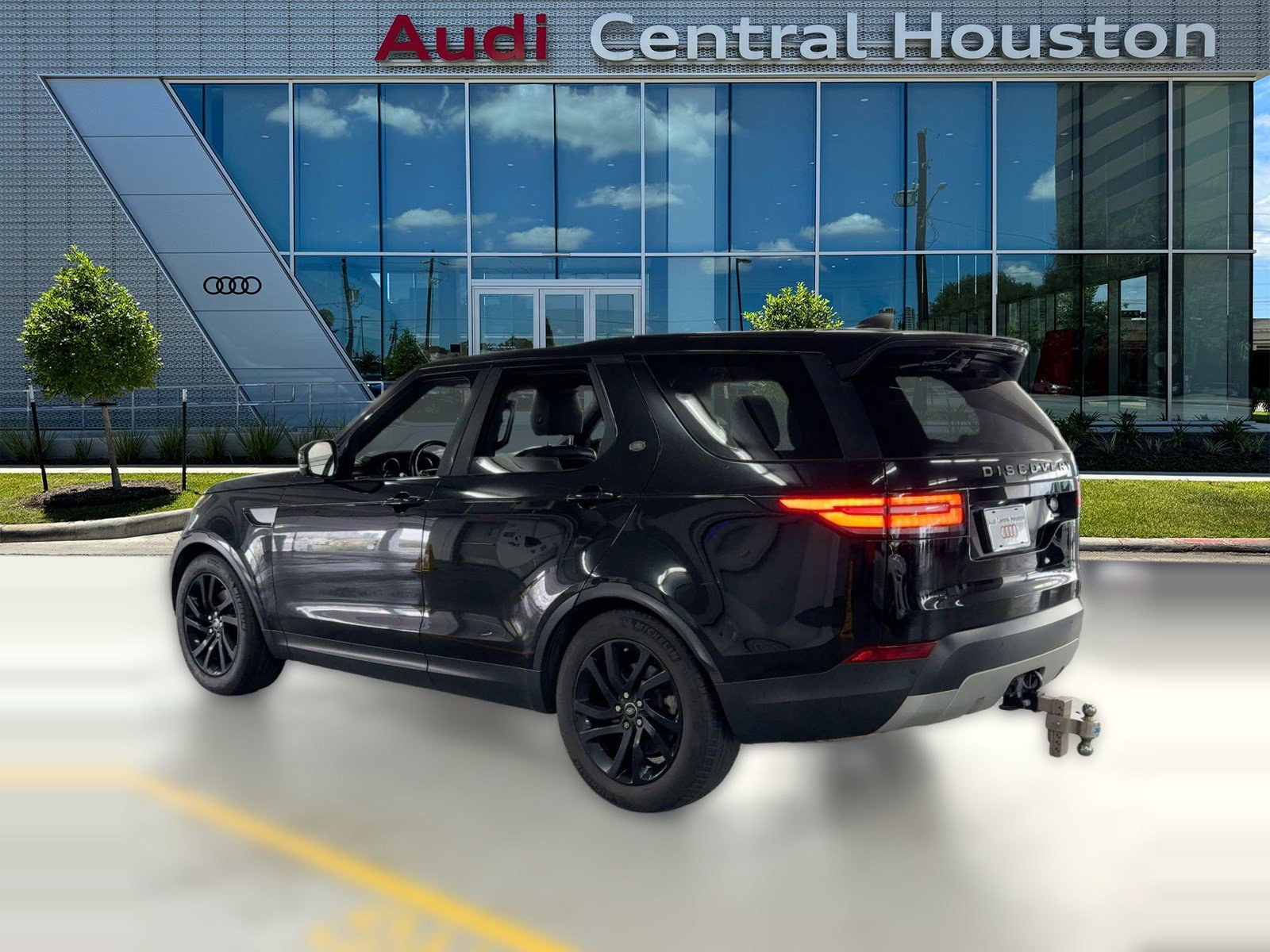 Used 2017 Land Rover Discovery HSE image 3