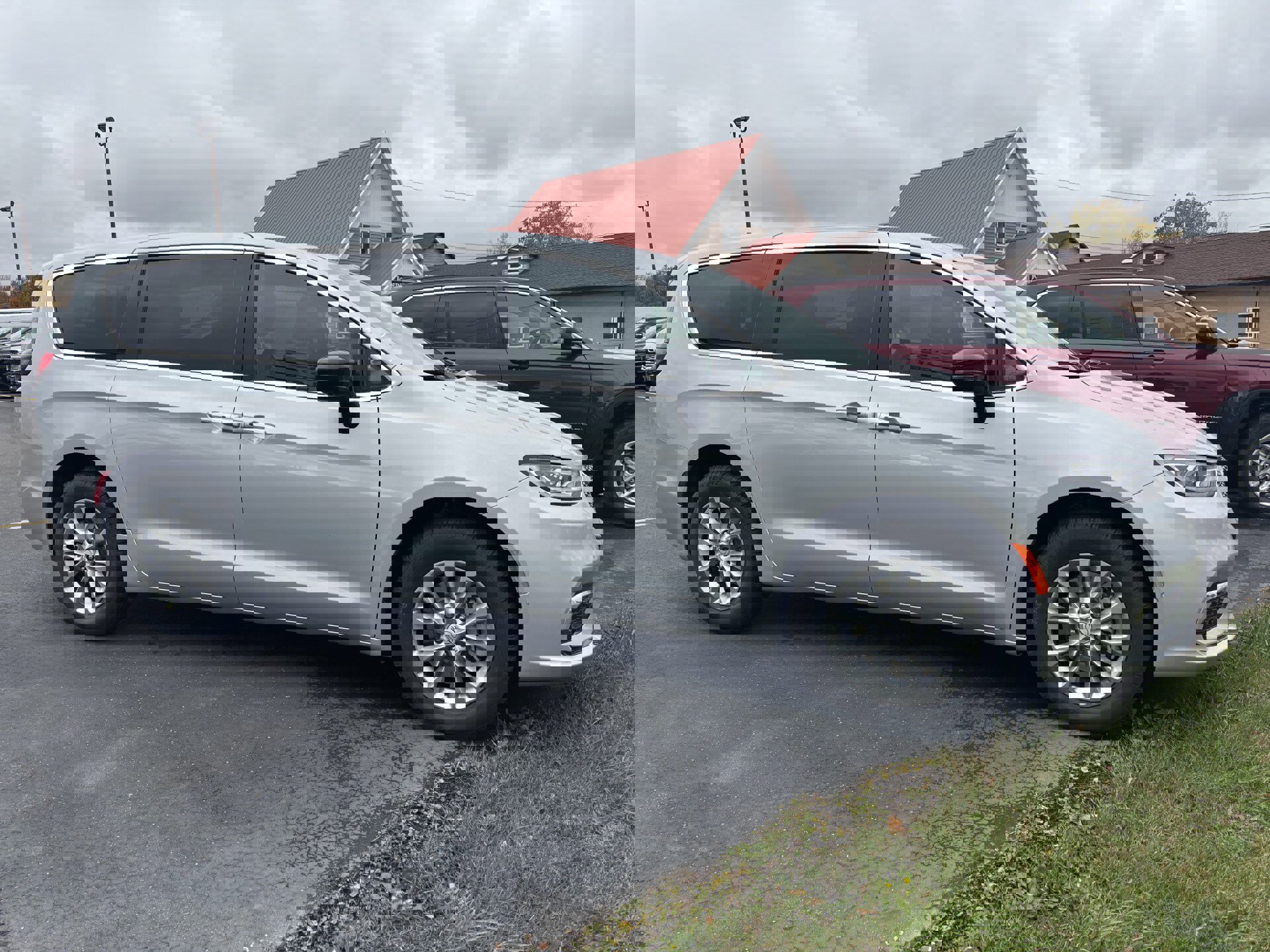 New 2026 Chrysler Pacifica Select image 2
